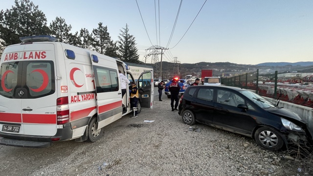 Bolu'da istinat duvarına çarpan otomobildeki 4 kişi yaralandı