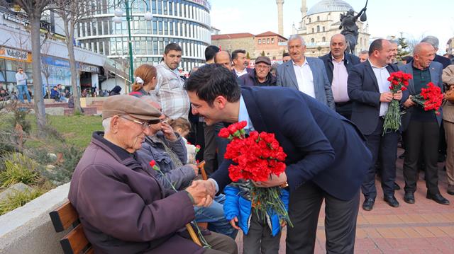 Muhammed Emin Demirkol Karanfil Dağıttı