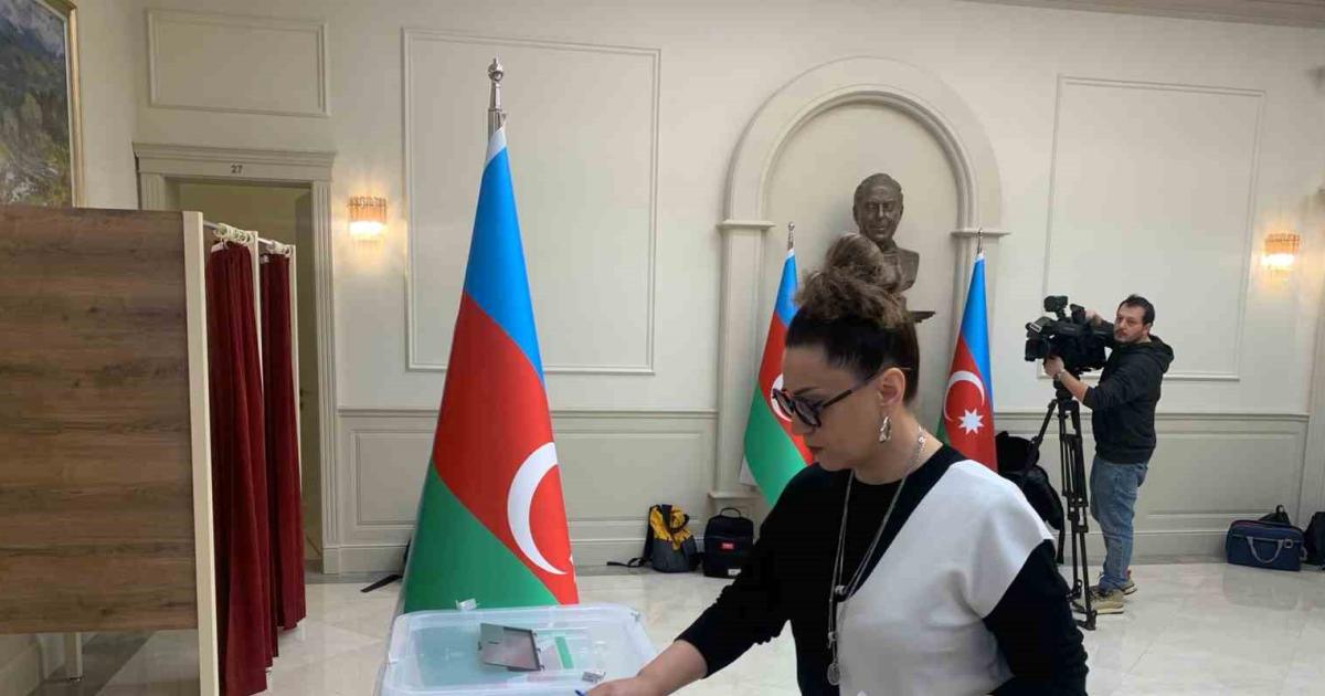 azerbaycanlilar ankarada sandik basina gidiyor CdlkNI4B.jpg