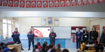 corum jandarmasi okul okul geziyor cocuklari uyariyor aT4X9jq2.jpg