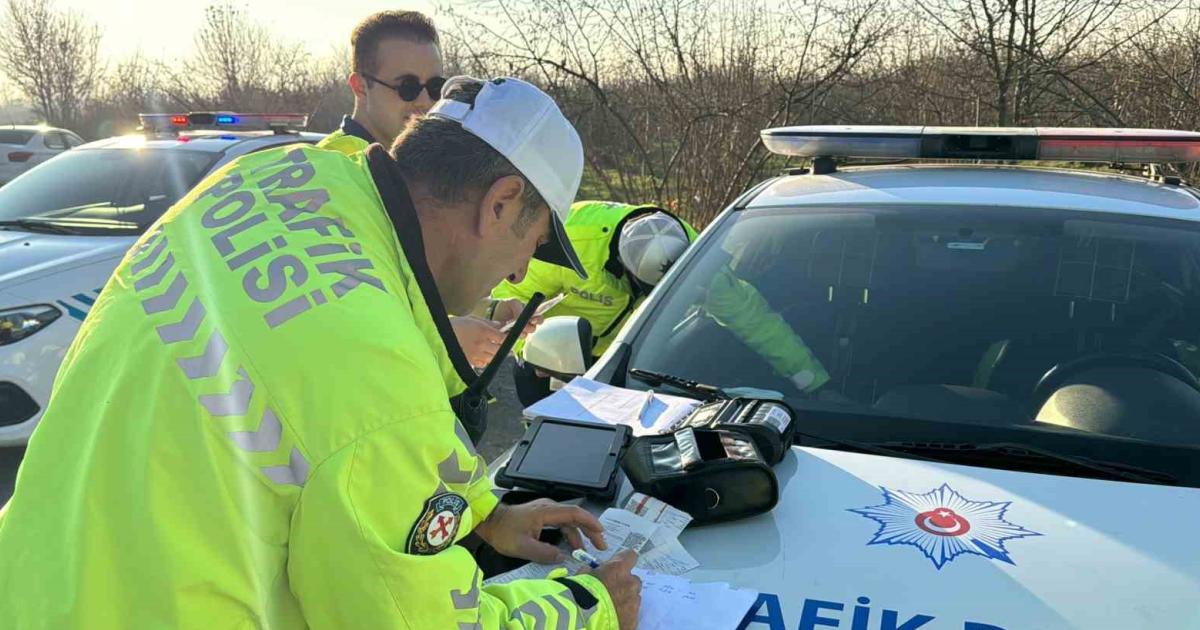 duzcede yuzlerce arac trafikten men edildi xKilyW5Y.jpg