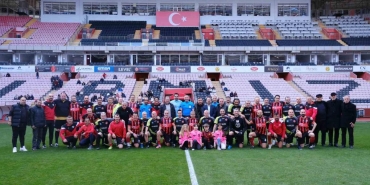 emektarlar bulustu eskisehirin eski futbolculari bir araya geldi hckLnemS.jpg