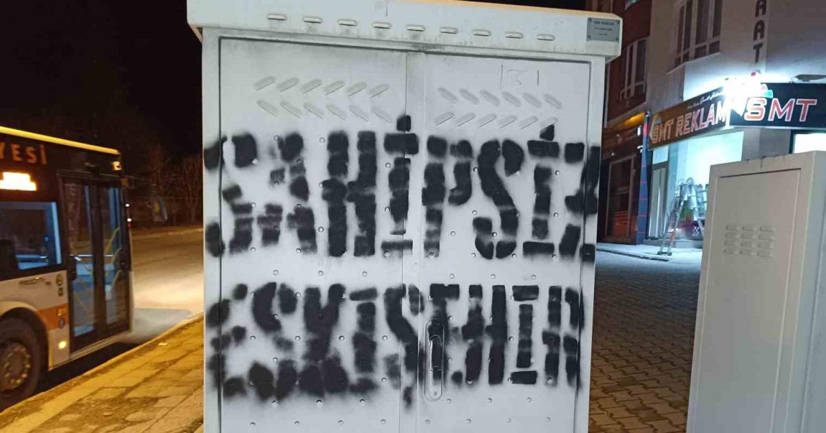 eskisehirde duvarlara yazi yaziliyor yazilar cogaliyor 4sqlbXm7.jpg