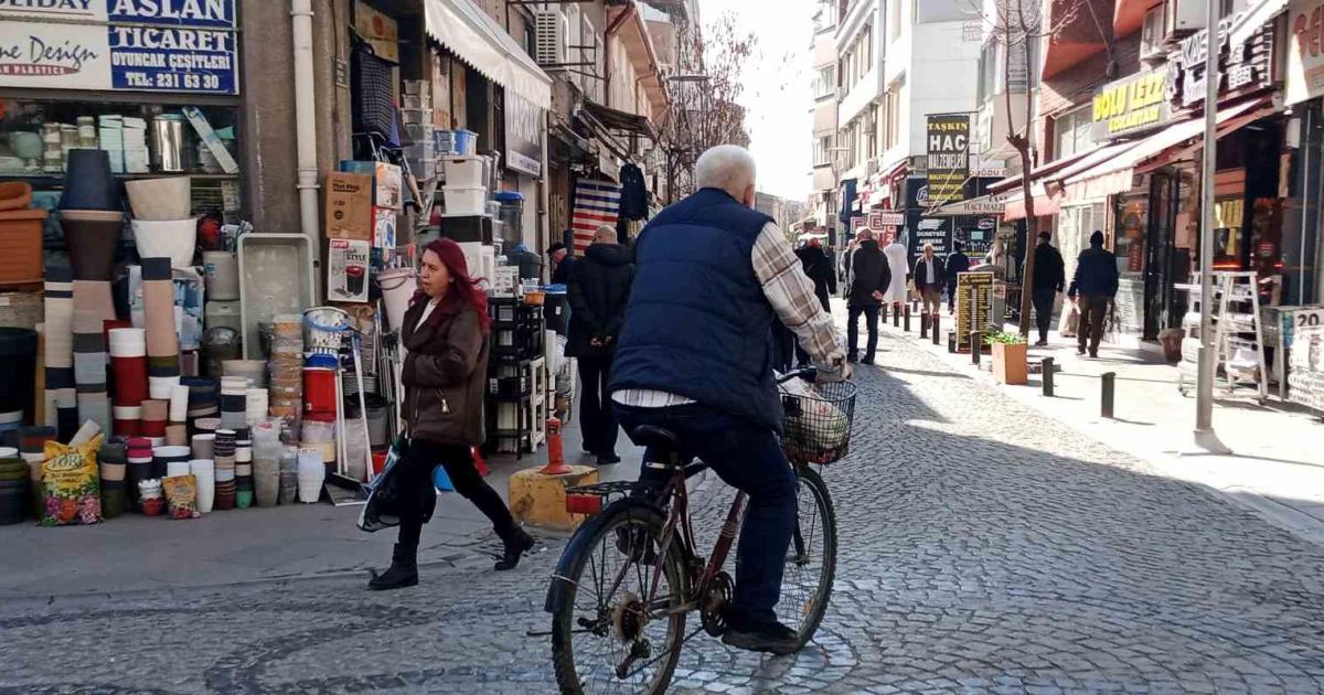 eskisehirde havalar isindi bisikletliler artti AVt4Qj2i.jpg