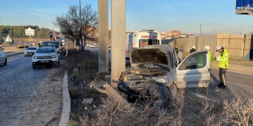 eskisehirde ust gecit kolonuna carpan aracta 2 kisi yaralandi IGf2rGaX.jpg