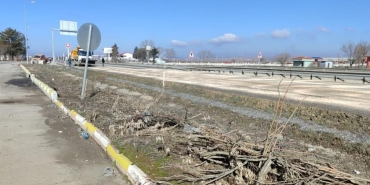 eskisehirde yola kuspe dokuldu yol jilet gibi oldu pmdXC56G.jpg