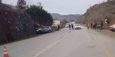 istinat duvarina carpan surucu aracinda olu bulundu QyDSAfis.jpg