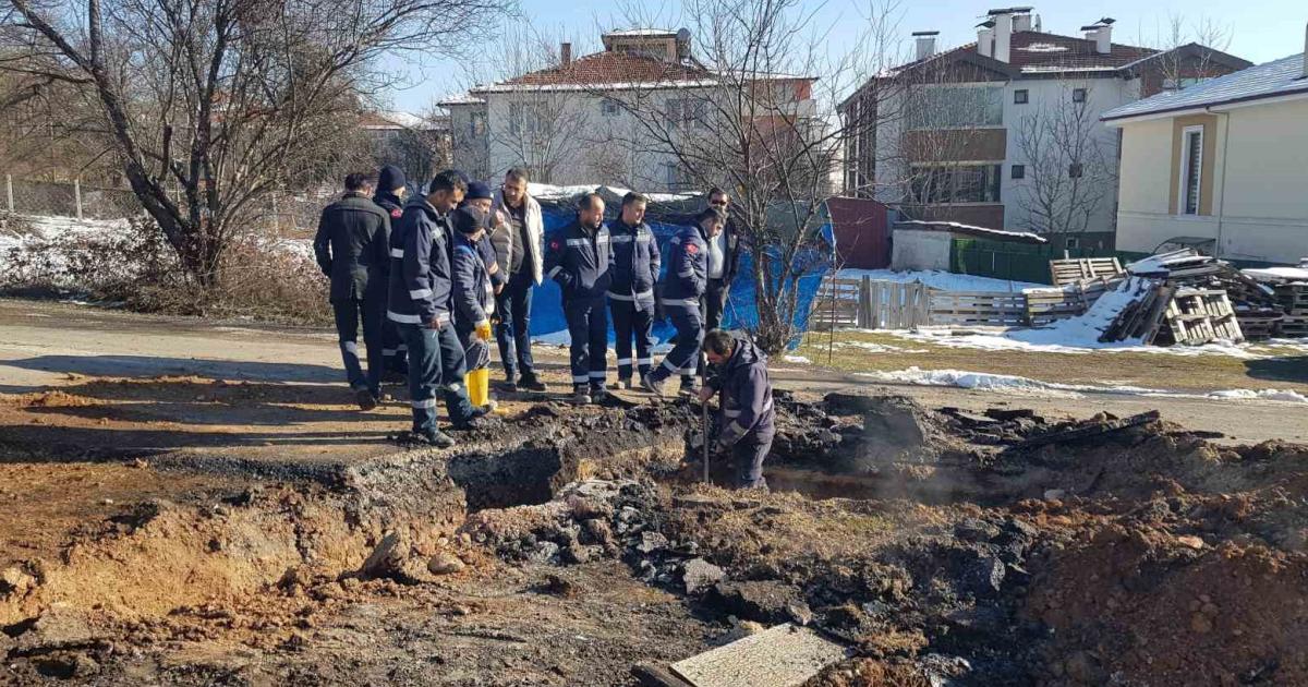 patlayan dogal gaz borusu alev aldi Wz1VTKV4.jpg