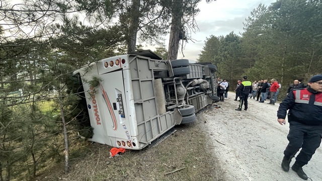 Bolu'da kayak merkezinden dönenleri taşıyan minibüsün devrilmesi sonucu 14 kişi yaralandı