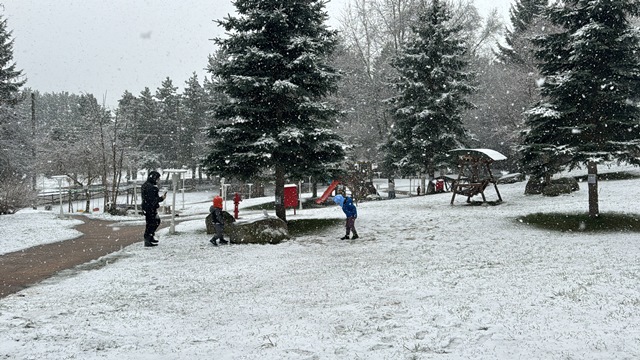 Abant'ta martta yağan kar tatilcileri sevindirdi