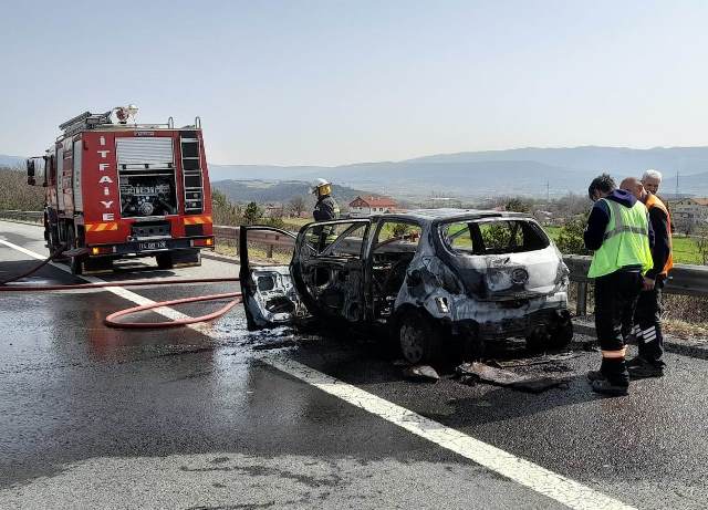 Anadolu Otoyolu'nda seyir halindeki otomobil yandı