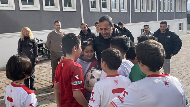 Boluspor Teknik Direktörü Koşukavak ve 3 futbolcu öğrencilerle buluştu