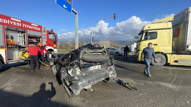 Bolu'da üç aracın karıştığı zincirleme trafik kazasında 3 kişi yaralandı