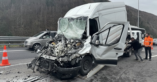 Anadolu Otoyolu'nda tıra çarpan minibüsün sürücüsü ağır yaralandı