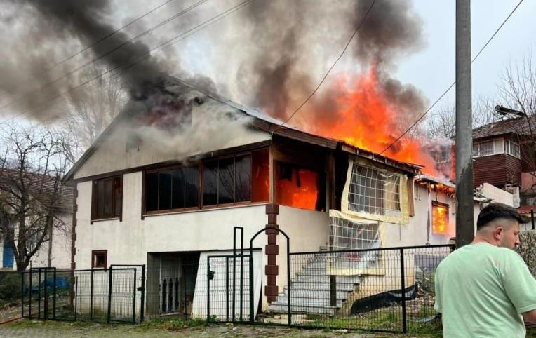 Bolu'da Ahşap Evde Yangın Çıktı