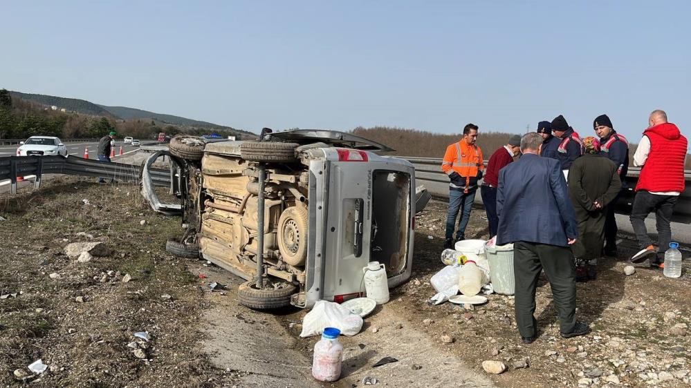 Boluda Kontrolden Cikan Arac Bariyerleri Yerinden Soktu 2