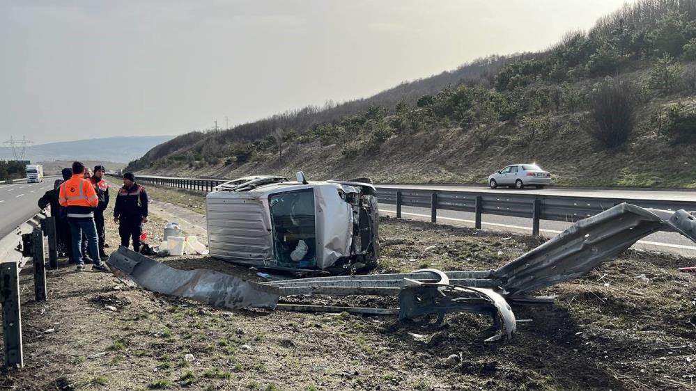 Bolu'da Kontrolden Çıkan Araç Bariyerleri Yerinden Söktü