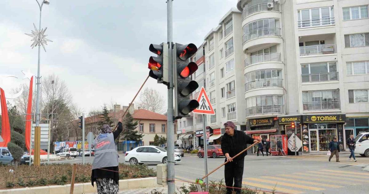 bilecik bozuyukte trafik isiklari temizleniyor I1hrJYNC.jpg