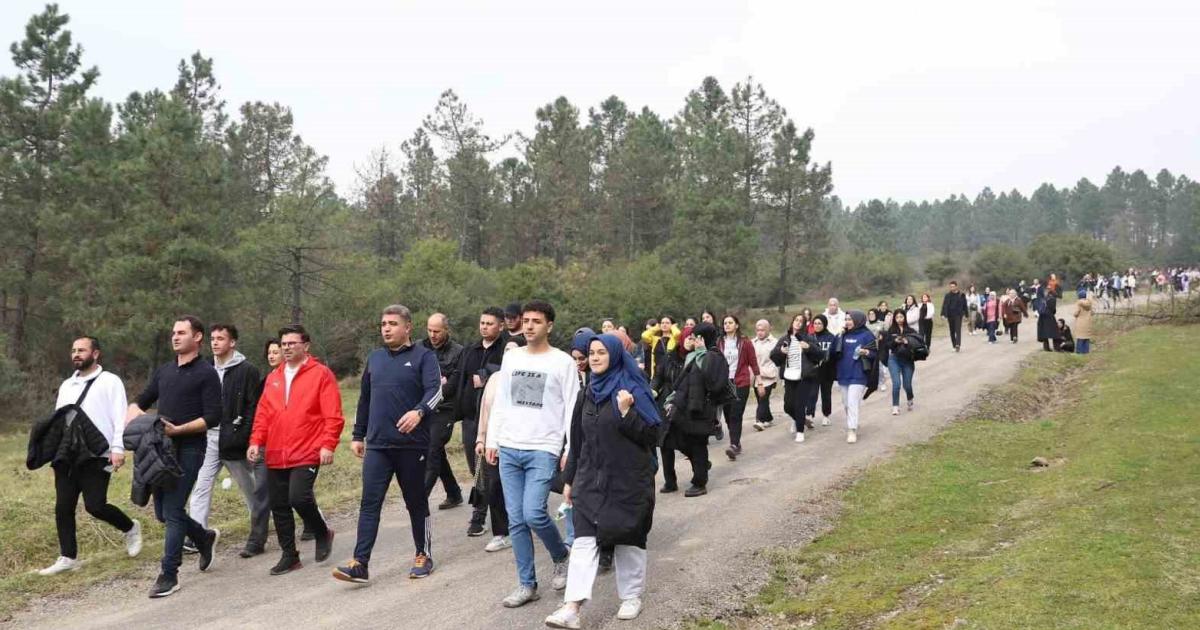 duzce valisi genclerle birlikte dogada tur atti Hvw9wjFL.jpg