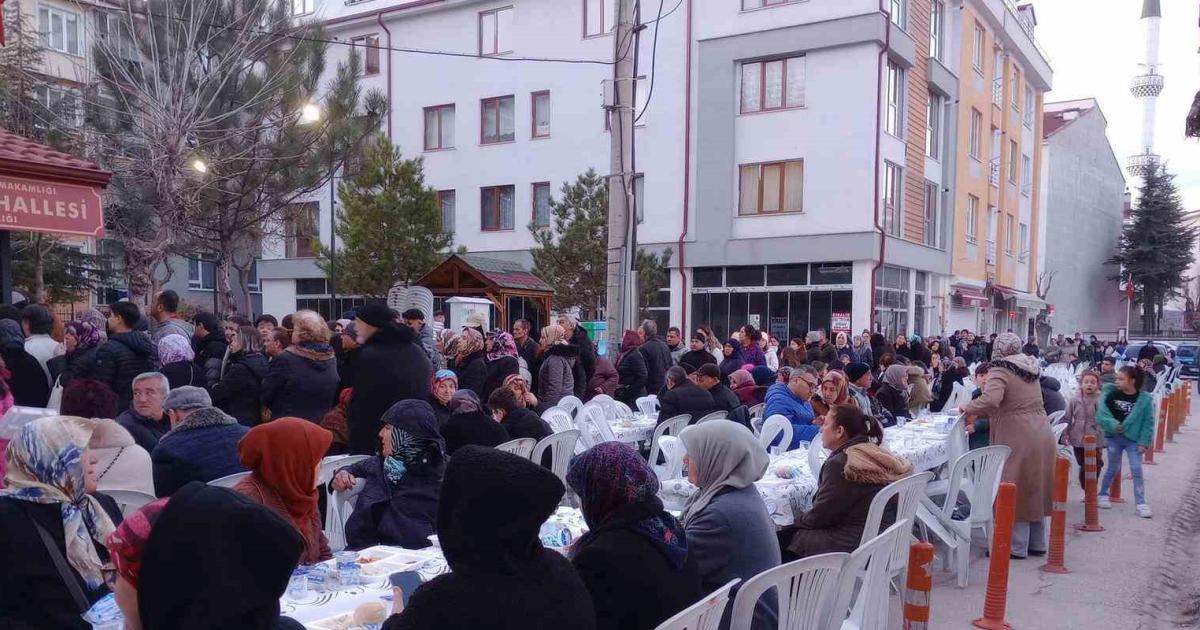 eskisehir fatih mahallesi esrafi iftarda bir araya geldi 658WIP43.jpg