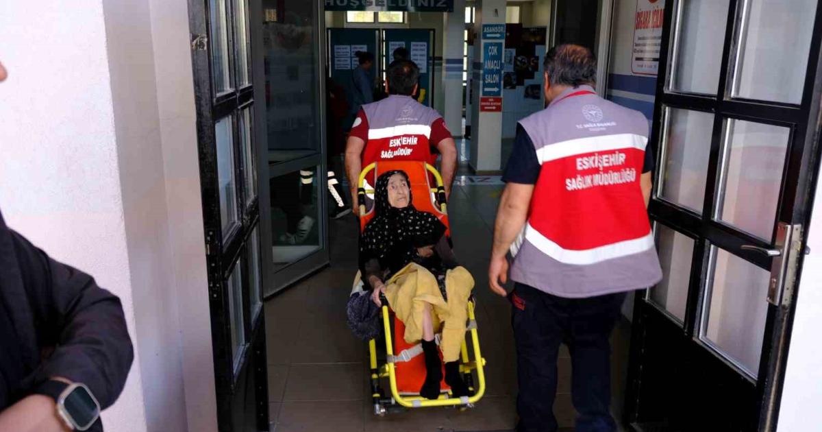 eskisehirde ambulans esliginde oy kullanmaya gitti kD7A2fHY.jpg