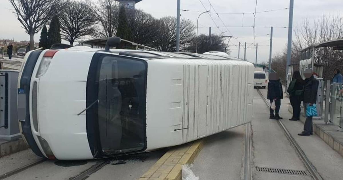 eskisehirde devrilen minibus tramvay seferlerini aksatti ePfCJFY8.jpg