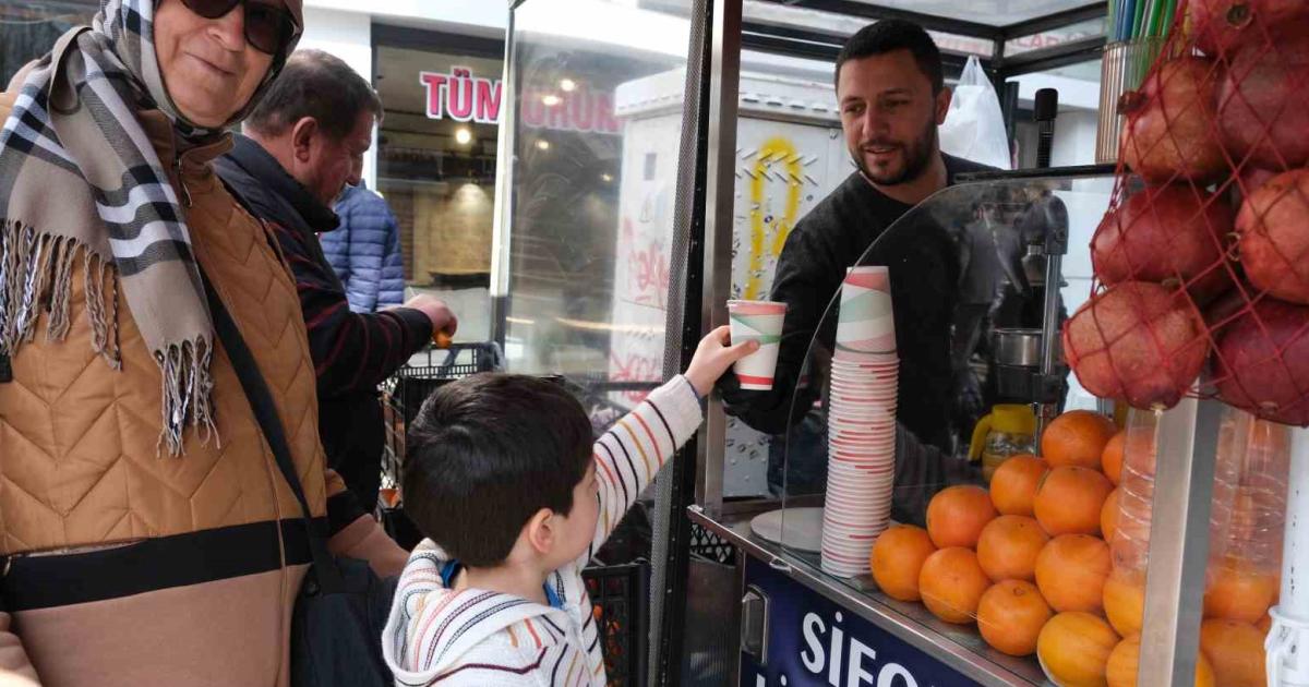 eskisehirde sicak havalarin vazgecilmezi nar ve portakal oldu W9UDBevt.jpg