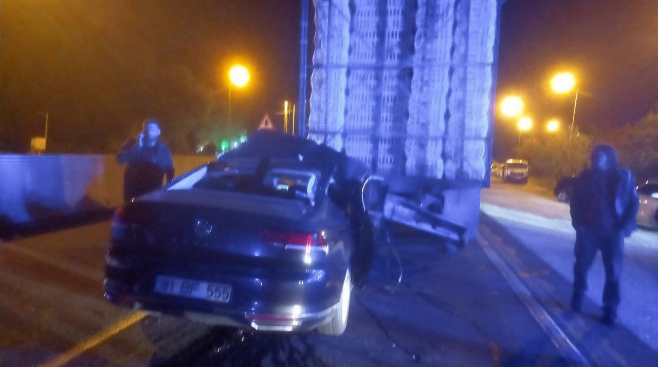 Düzce'de otomobille kamyonun çarpıştığı kaza ulaşımı aksattı