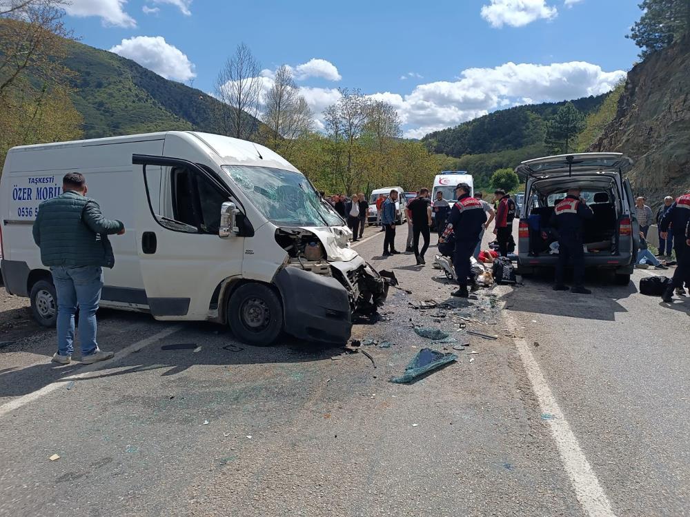 Boluda Ogrencileri Tasiyan Arac Kaza Yapti 3