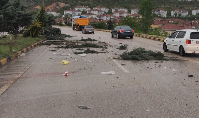 KAYGANLAŞAN YOL KAZAYA NEDEN OLDU; 3 YARALI