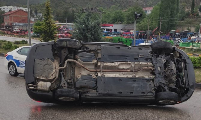 KAYGANLAŞAN YOL KAZAYA NEDEN OLDU; 3 YARALI