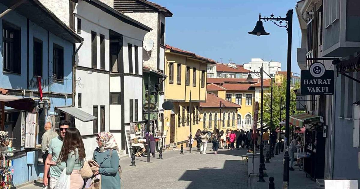 eskisehirin turistik ilcesinde yogunluk devam ediyor S4r7w56h.jpg