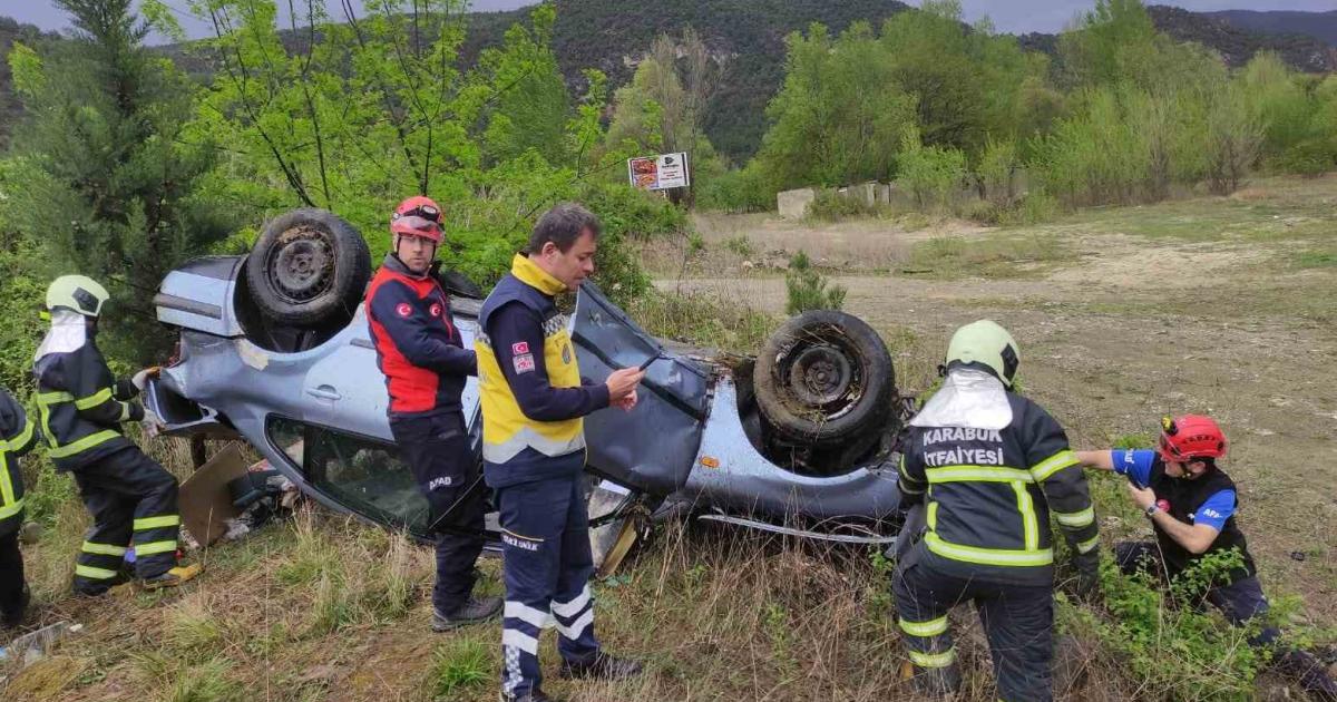 karabuk eskipazarda trafik kazasi kayganlasan yolda takla atti UCYHlXtJ.jpg