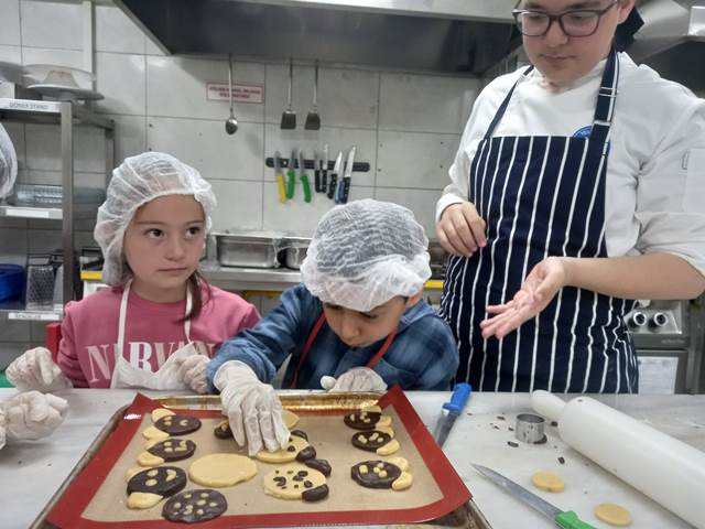 Bolu'da aşçılık lisesini ziyaret eden ilkokul öğrencileri, kurabiye yaptı