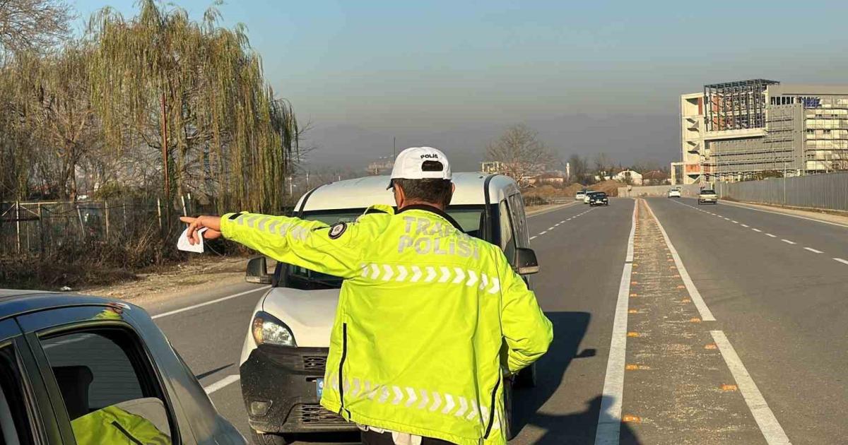 duzcede onlarca arac trafikten men edildi gv4RAjr3.jpg