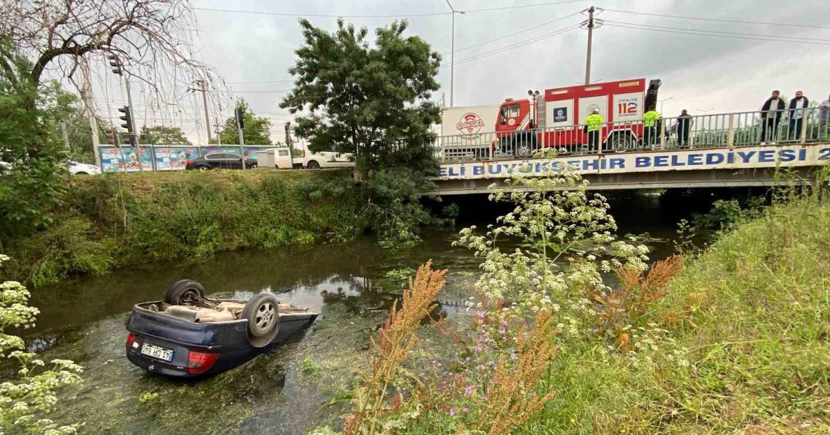 kocaelide otomobil dereye uctu surucu neredeyse bogulacakti sTjSPuRT.jpg