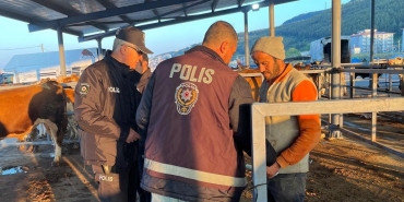 Gerede'de polis ekipleri, hayvan pazarında sahte parayla dolandırıcılık ihtimaline karşı uyardı