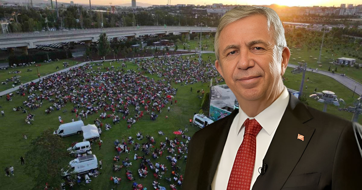 Önde Mansur Yavaş'ın fotoğrafı, arkada ise etkinlik alanının fotoğrafı