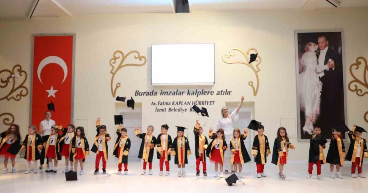 kocaeli izmitte minikler mezun oldu htupWSlI.jpg