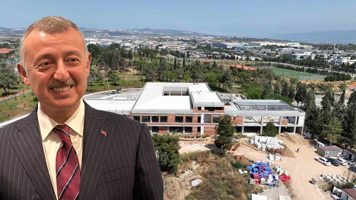 Arka planda Kocaeli'nin Gebze ilçesinde yapımı devam eden merkezin inşaatı, ön planda ise Kocaeli Büyükşehir Belediye Başkanı Tahir Büyükakın