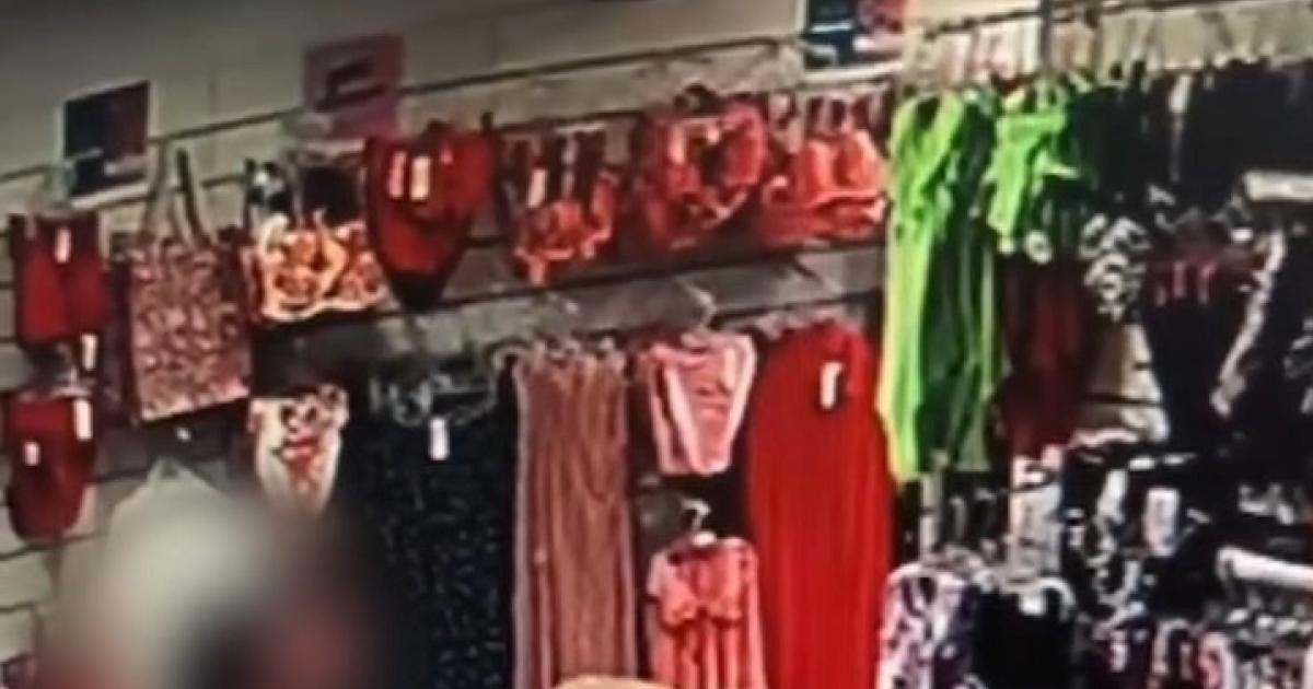 izmitte bir kadin fantezi kiyafetini boyle caldi EdAuzDMj.jpg
