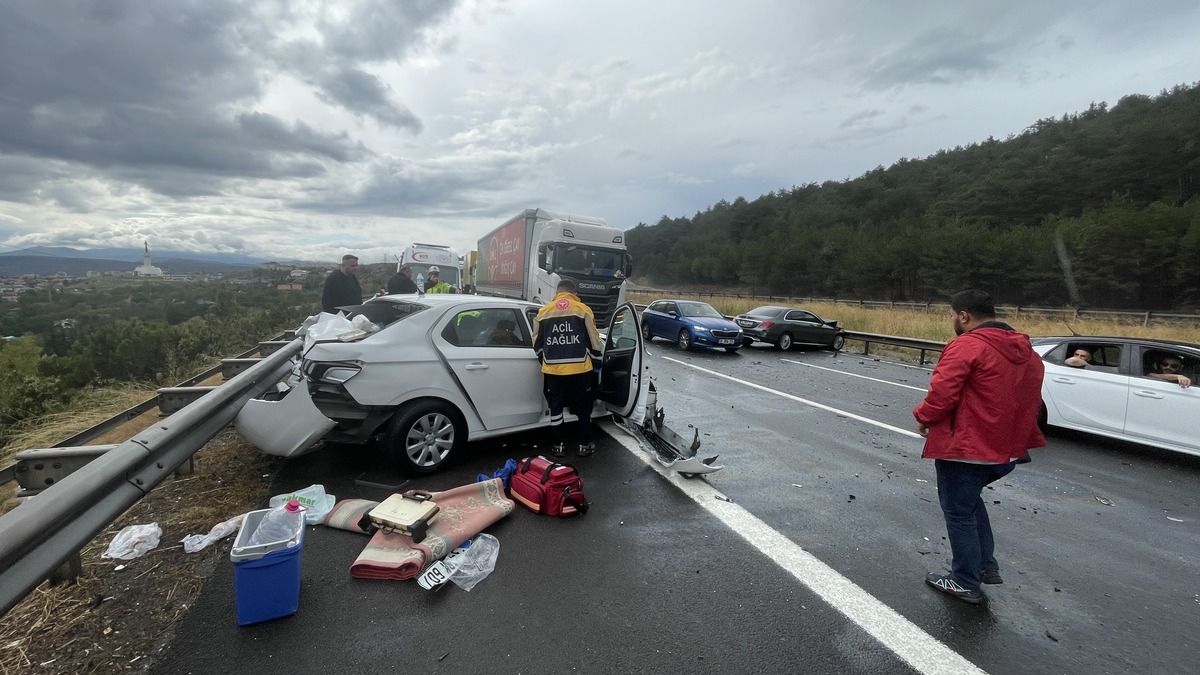 AA 20240921 35698756 35698751 ANADOLU OTOYOLUNUN BOLU KESIMINDE MEYDANA GELEN ZINCIRLEME TRAFIK KAZASINDA 4 KISI YARALANDI 1