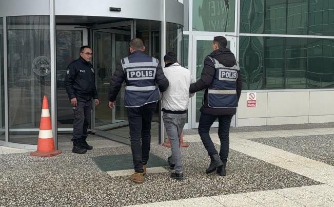 Üç evden ziynet eşyası çaldı