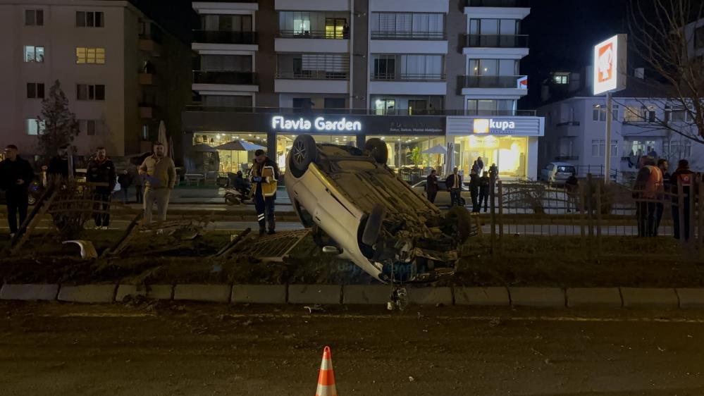 Alkollü sürücünün kullandığı otomobil tellere çarpıp ters döndü