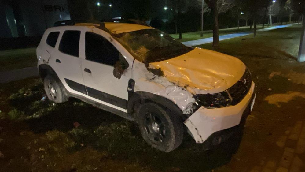 Hafif ticari araç ile çarpışan otomobil takla attı