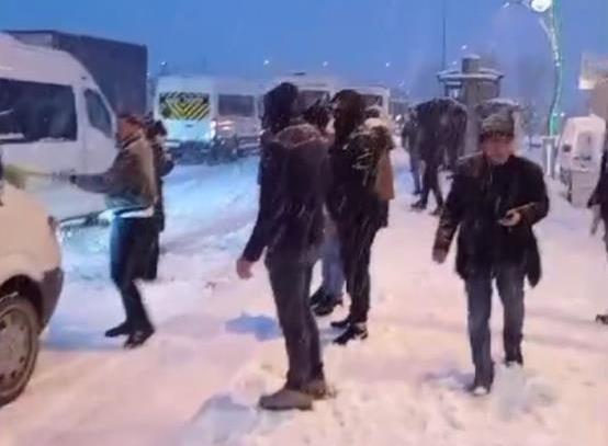 Patron Sıcak Yatağında Yatıyor Bize İşe Gel Diyor