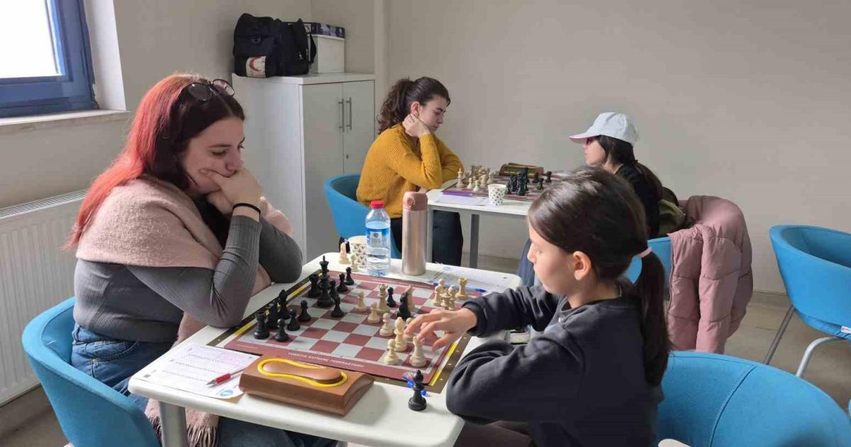 duzcede kadinlar ve kiz cocuklari arasinda satrancta bulustu emDPBKTm.jpg