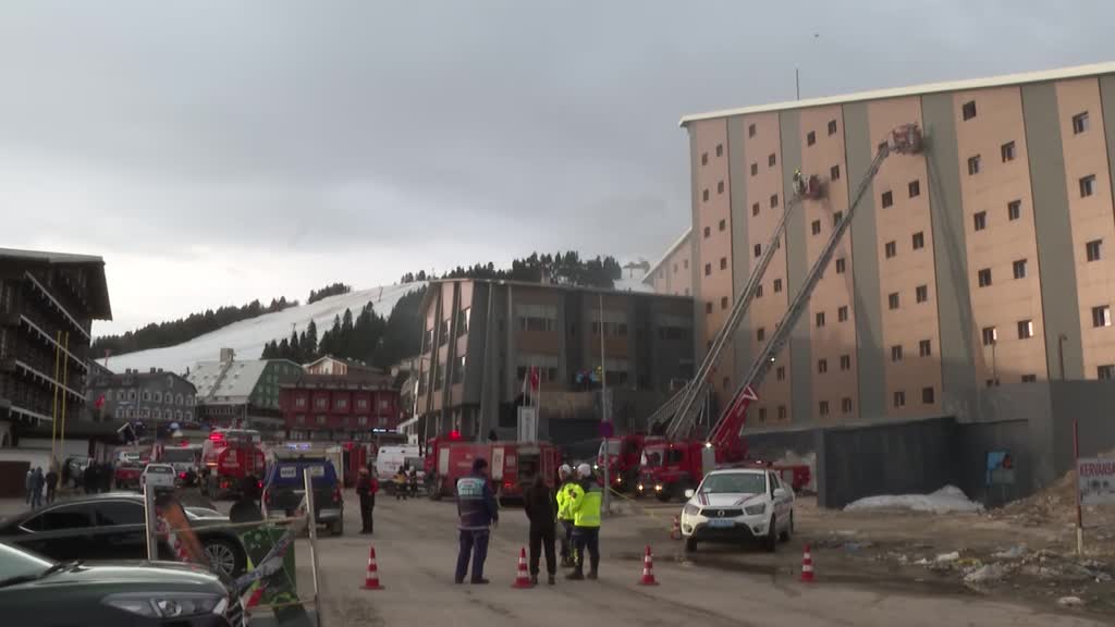 BURSA Uludağ'da işletme belgesi olmadığı için kapatılan otelde çıkan yangın kontrol altına alındı (2)