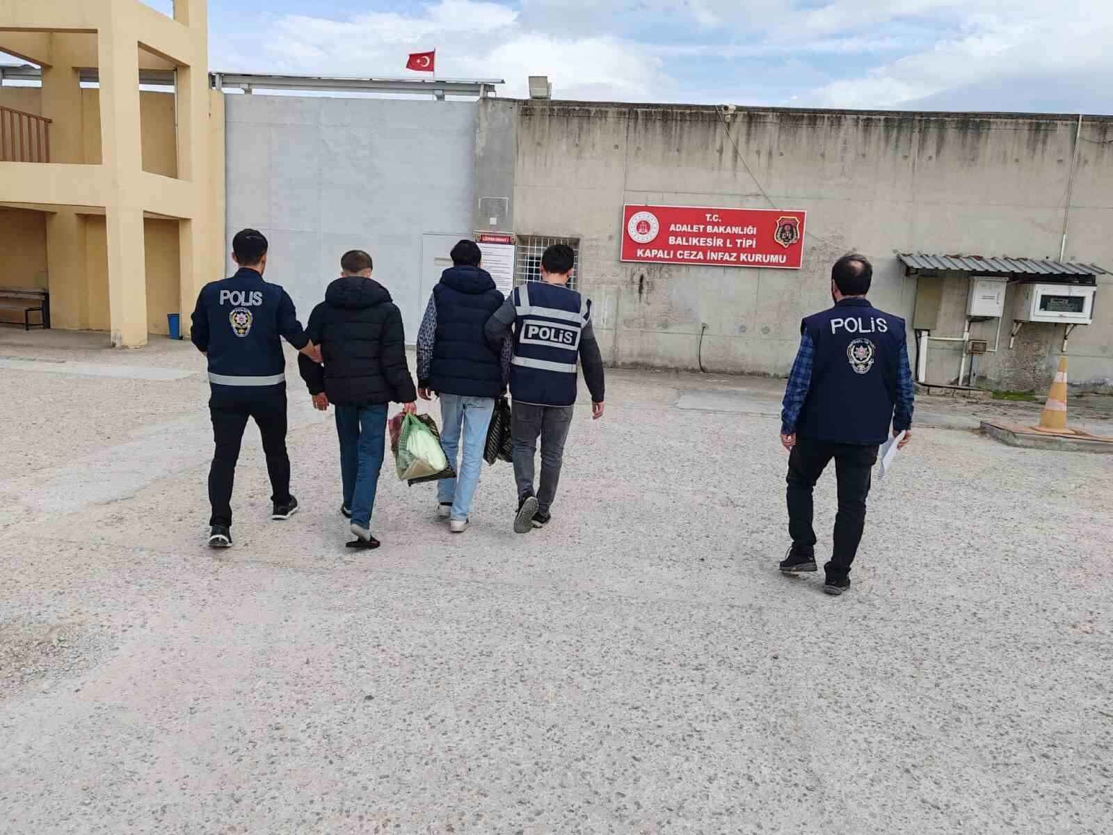 Yaşlı kadını 1 milyon 500 bin lira dolandıran şahıslar yakalandı (1)