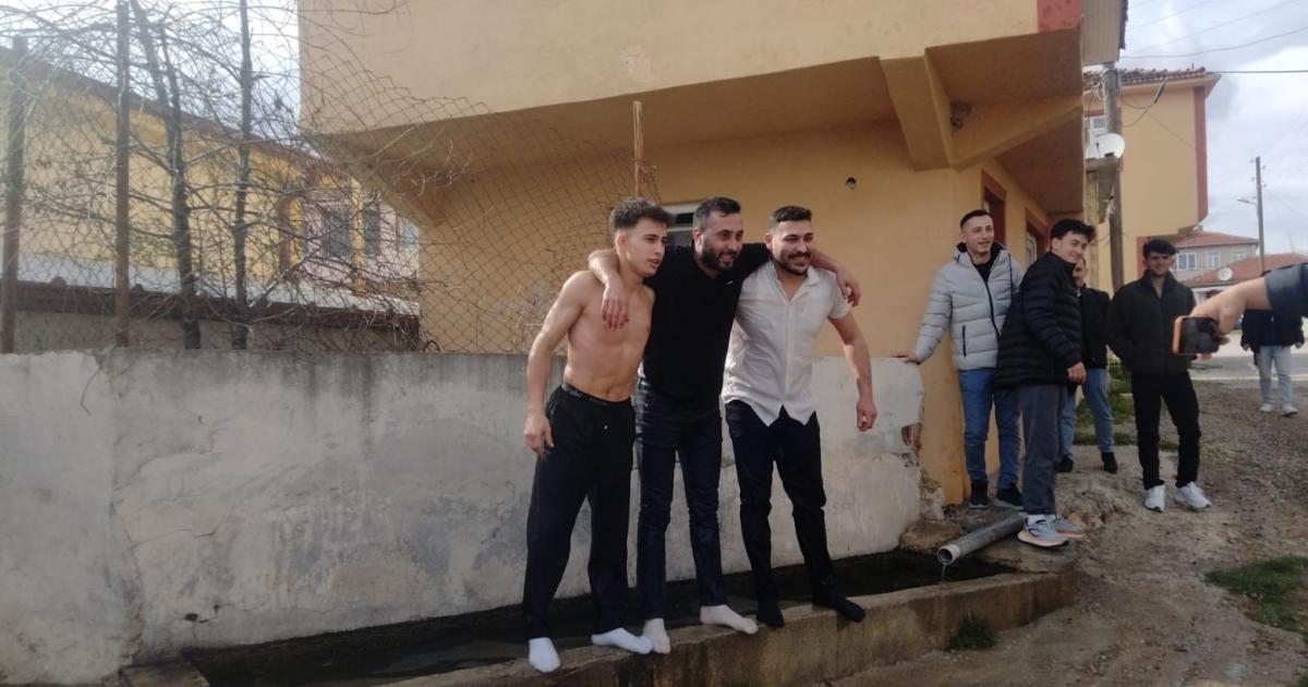 bolu da bayram namazini kaciranlar yandi tTyddA5N.jpg